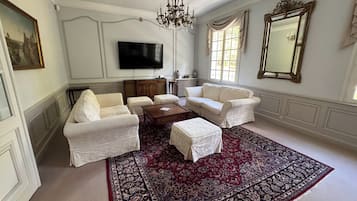 Luxe villa, meerdere slaapkamers, toegang tot zwembad, uitzicht op bergen | Woonruimte | Televisie