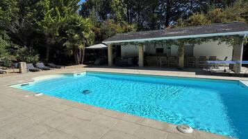 Fer et planche Ă repasser, lit parapluie, Wi-Fi gratuit, draps fournis