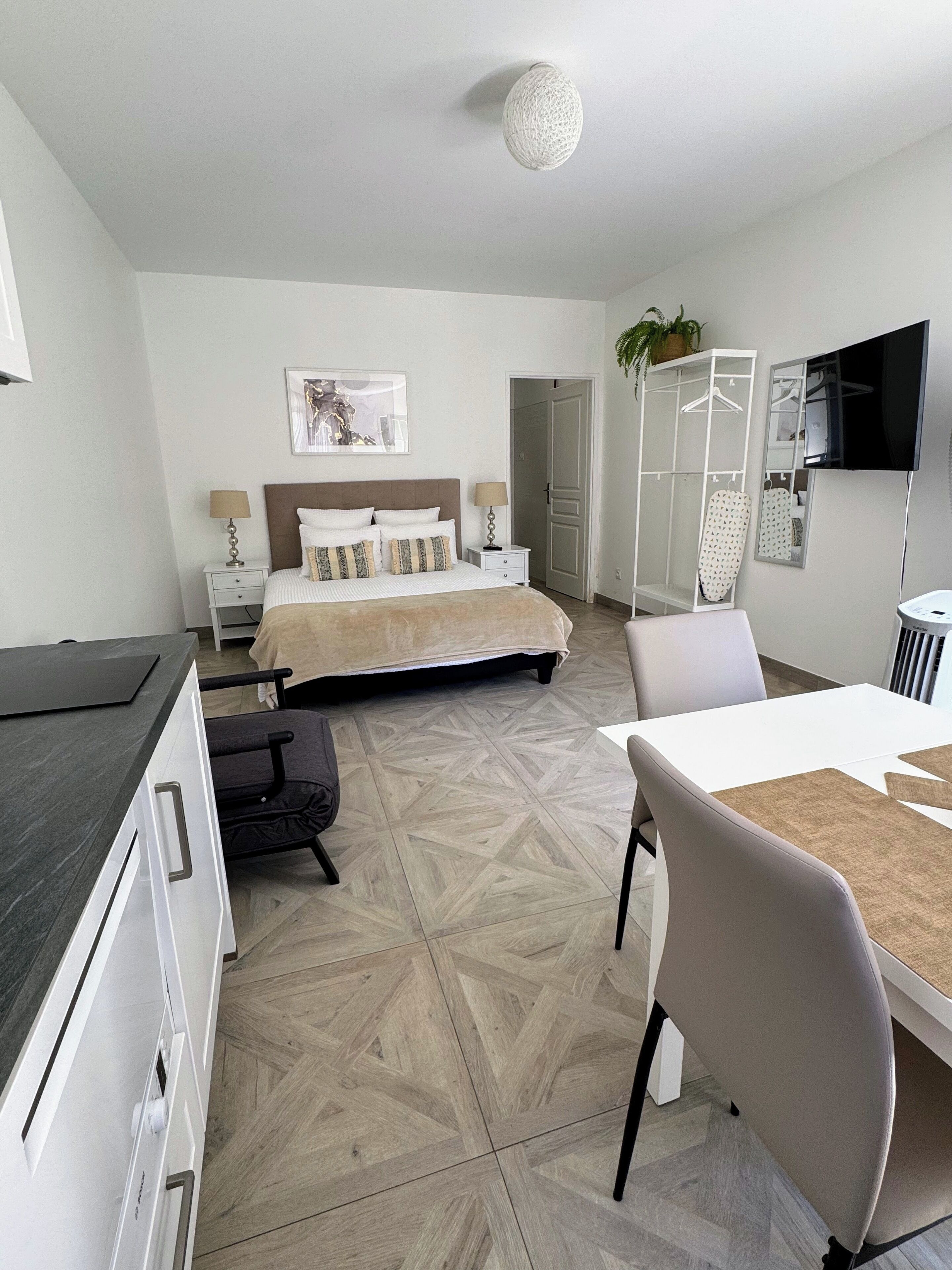 Studio Klasik, 1 Tempat Tidur Queen dengan tempat tidur Sofa, akses ke kolam renang, gedung tambahan | Setrika/meja setrika, tempat tidur bayi, Wi-Fi gratis, dan seprai linen