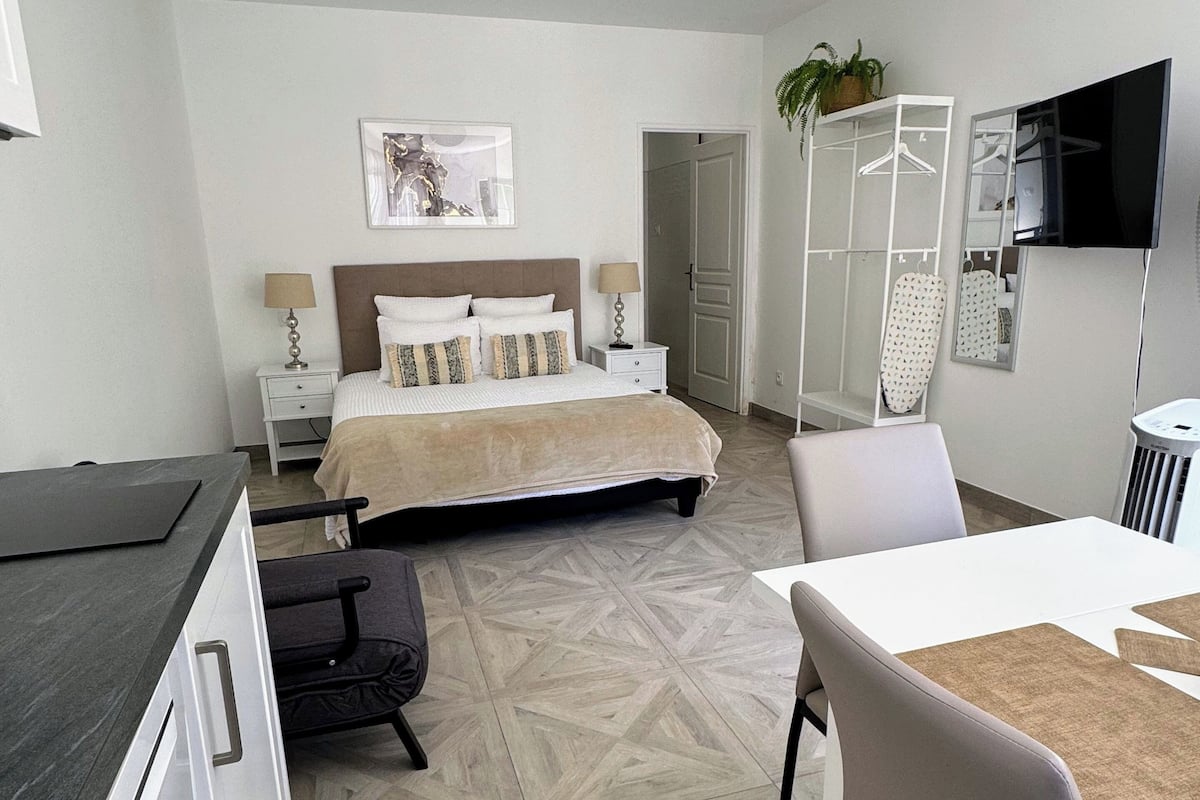 Studio Klasik, 1 Tempat Tidur Queen dengan tempat tidur Sofa, akses ke kolam renang, gedung tambahan | Setrika/meja setrika, tempat tidur bayi, Wi-Fi gratis, dan seprai linen