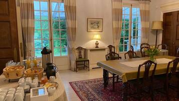 Daily continental breakfast (EUR 12.50 per person)