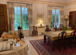 Daily continental breakfast (EUR 12.50 per person) - Domaine de Bize Manoir & Appartements (Mirepoix)