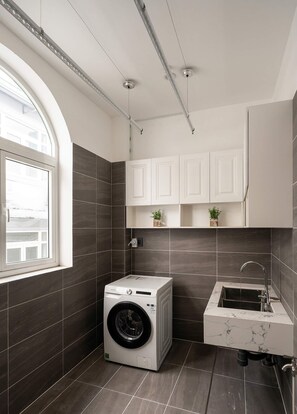 Villa, balcon | Salle de bain