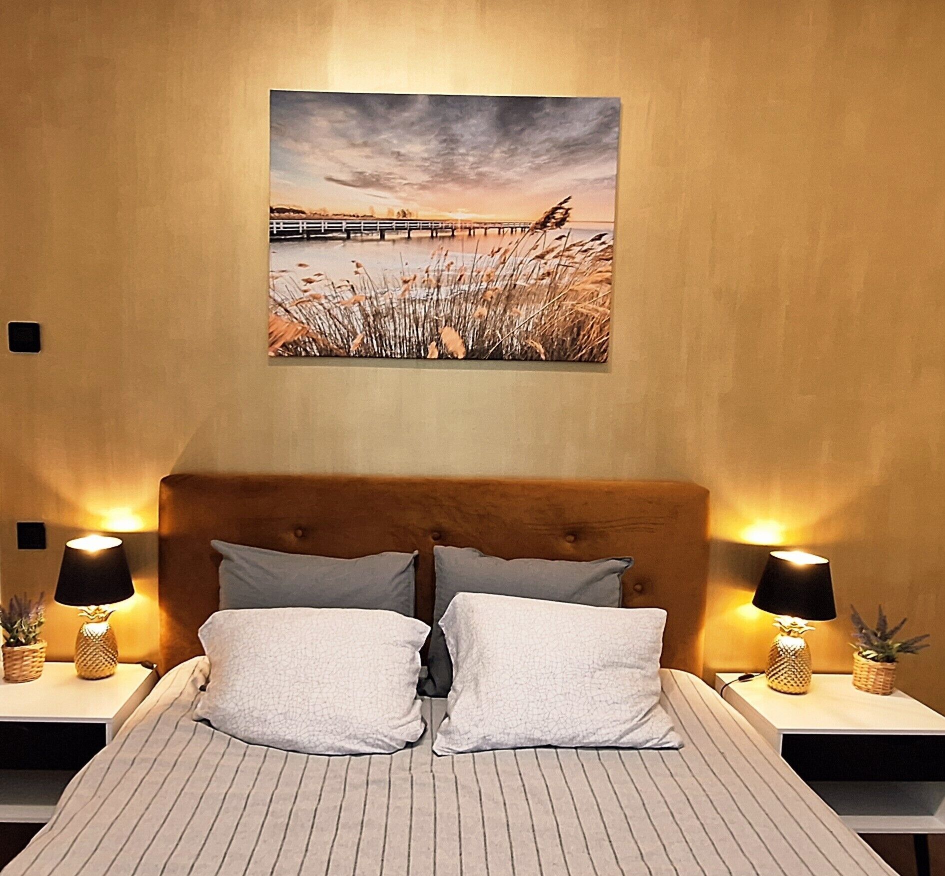 Silitysrauta/-lauta, Wi-Fi, vuodevaatteet