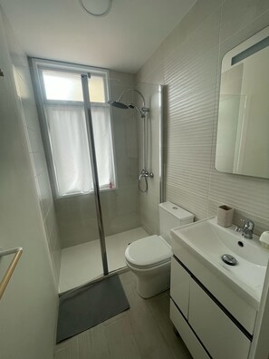 Douche, sĂšche-cheveux, serviettes fournies, savon