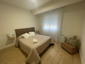 4 dormitoris, planxa i posts de planxar, wifi i roba de llit 