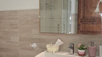 Dusche, Haartrockner, Bidet, Handtücher