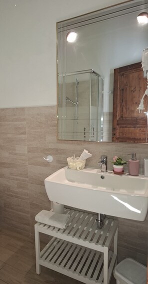 Shower, hair dryer, bidet, towels - Peace, nature relaxation and good food, ingredients for a fabulous vacation. (Volterra)