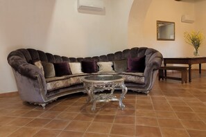 Living area - Peace, nature relaxation and good food, ingredients for a fabulous vacation. (Volterra)