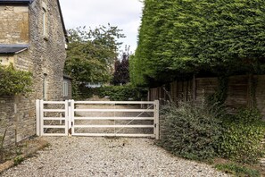 المنطقة المحيطة بالمنشأة