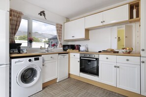 Fridge, microwave, oven, stovetop - Cosy, secluded and dog friendly holiday cottage, sleeping 4 with 2 bedrooms , in the Cotswolds - Apr (Stow-on-the-Wold)