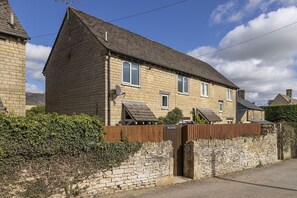 Exterior - Cosy, secluded and dog friendly holiday cottage, sleeping 4 with 2 bedrooms , in the Cotswolds - Apr (Stow-on-the-Wold)