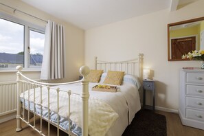 2 bedrooms, desk, iron/ironing board, WiFi - Cosy, secluded and dog friendly holiday cottage, sleeping 4 with 2 bedrooms , in the Cotswolds - Apr (Stow-on-the-Wold)
