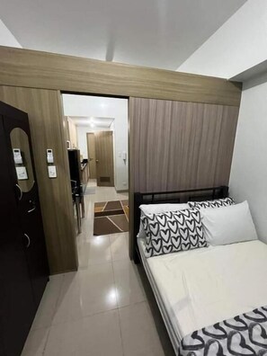 Comfort Condo, 1 Queen Bed with Sofa bed, Balcony | Iron/ironing board, free WiFi - Spacious Accommodation (Pasay)