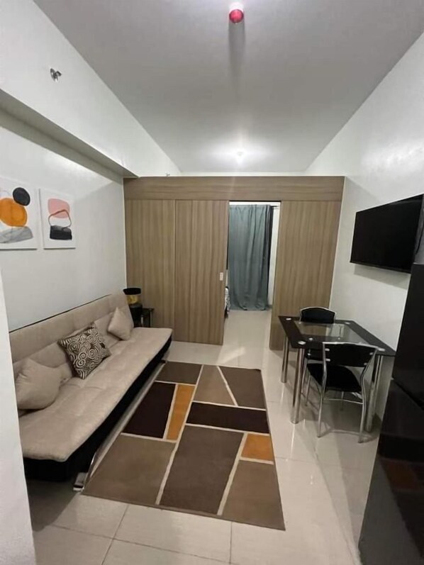 Comfort Condo, 1 Queen Bed with Sofa bed, Balcony | Living area - Spacious Accommodation (Pasay)