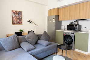 Apartamento, 1 quarto, sacada, vista para a cidade | Cozinha privada | Micro-ondas