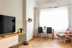 Apartment, 1 Bedroom, City View | Living area