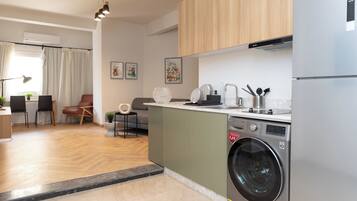 Microwave, cookware/dishes/utensils