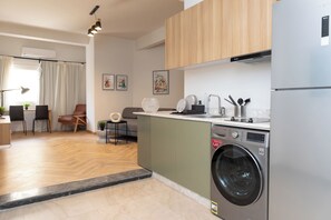 Apartamento, 1 habitación, vistas a la ciudad | Cocina privada | Microondas y utensilios de cocina