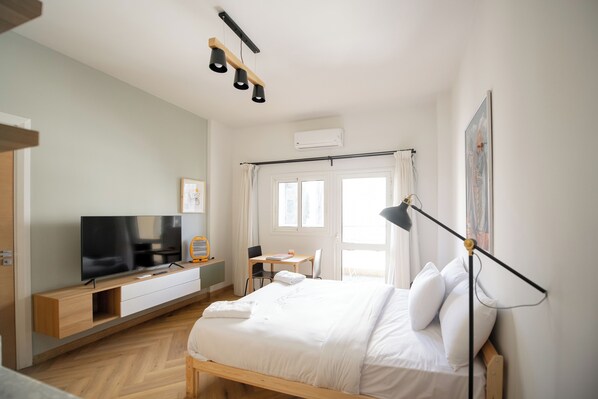 Estudio económico, balcón, vistas a la ciudad | Interior