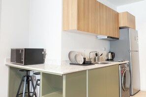 Apartment, 1 Bedroom, City View | Private kitchen | Microwave, cookware/dishes/utensils