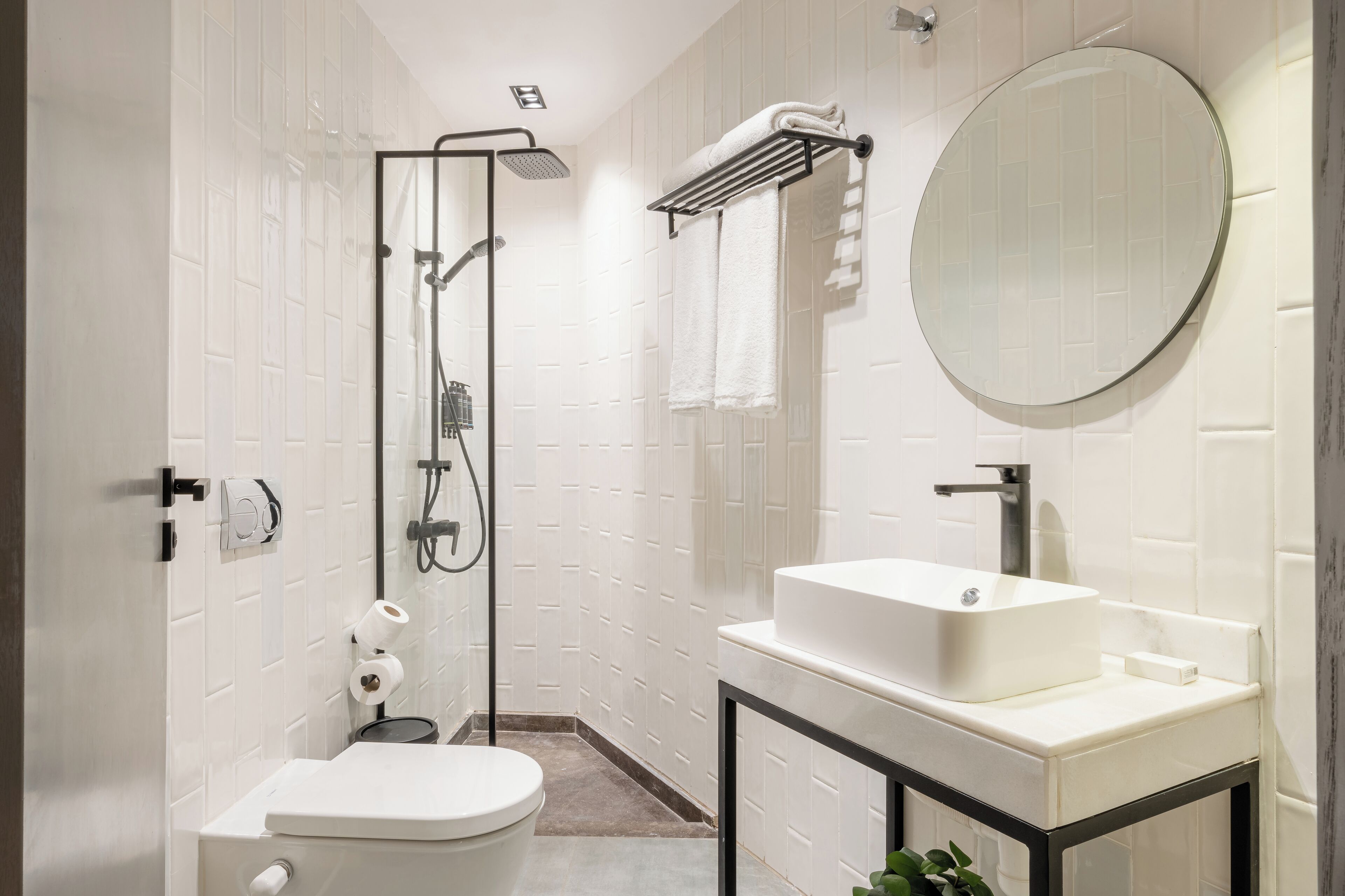 Estudio económico, balcón | Baño | Ducha, zapatillas, toallas y jabón