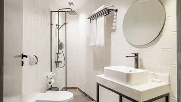 Estudio económico, balcón | Baño | Ducha, zapatillas, toallas y jabón