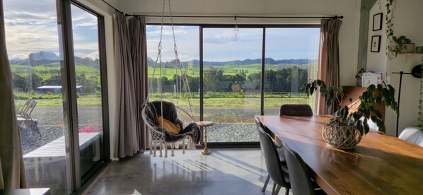 المنشأة من الداخل