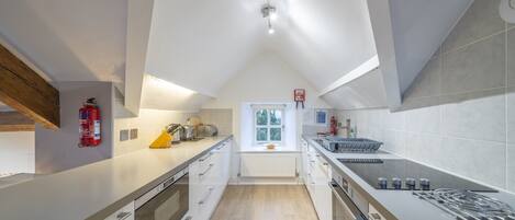 Mikrobølgeovn, ovn, opvaskemaskine, højstol