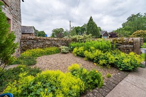 المنطقة المحيطة بالمنشأة