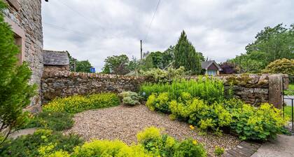 Quince Cottage - a cottage that sleeps 4 guests in 2 bedrooms