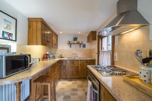 Four à micro-ondes, un four, lave-vaisselle, chaise haute