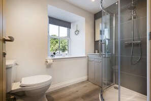 Een douche, een haardroger, handdoeken