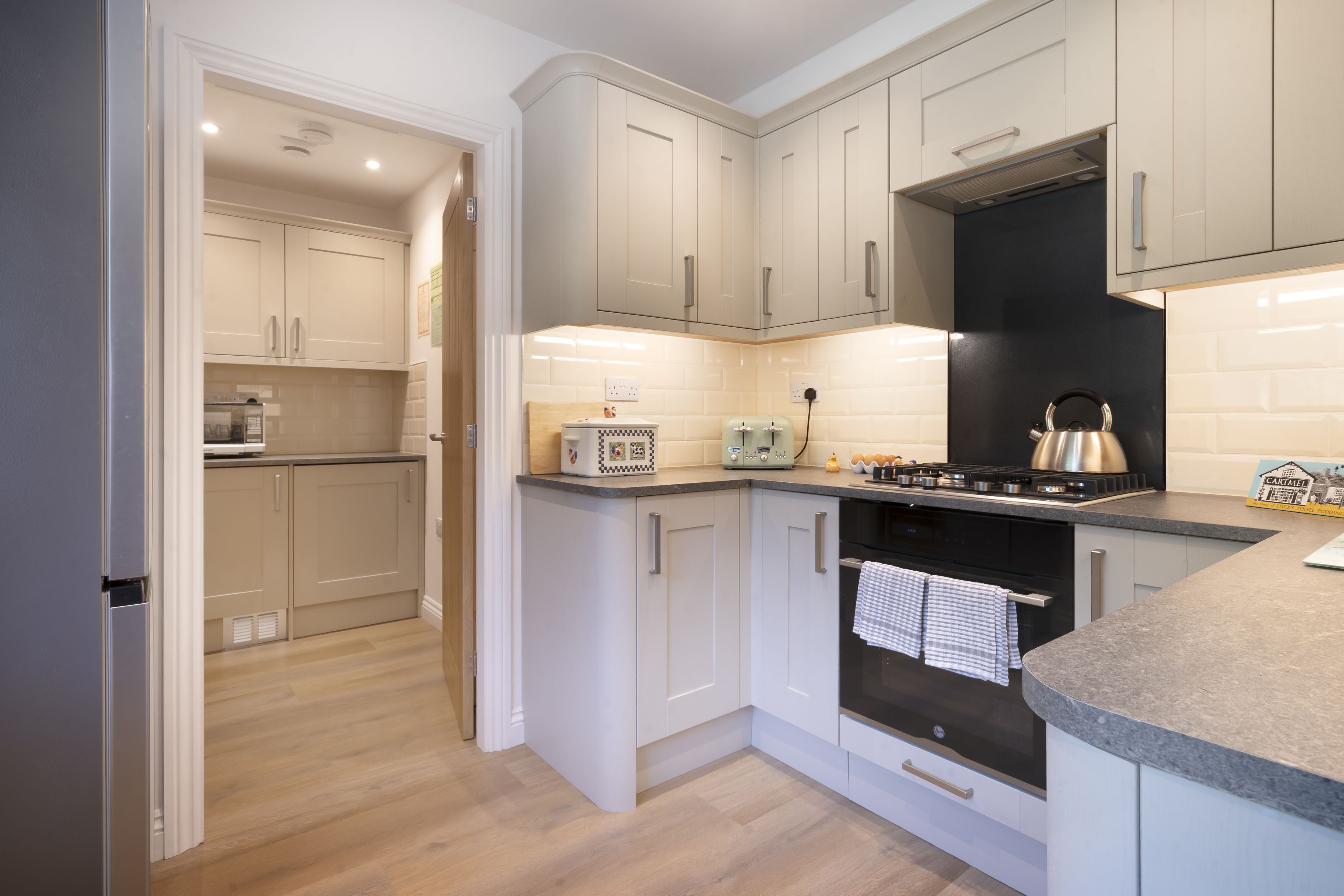 ميكروويف، فرن، غسالة أطباق، كرسي للأطفال