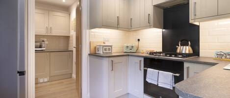 電子レンジ、オーブン、食器洗い機、ハイチェア