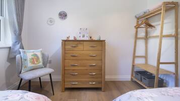 2 habitaciones, tabla de planchar con plancha, wifi y ropa de cama