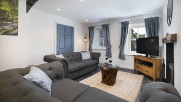 Televisión y chimenea