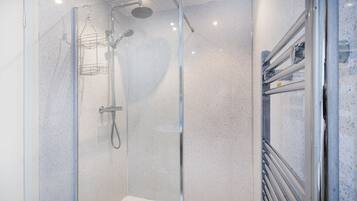 Douche, sĂšche-cheveux, serviettes fournies