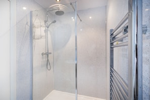 Dusche, Haartrockner, Handtücher