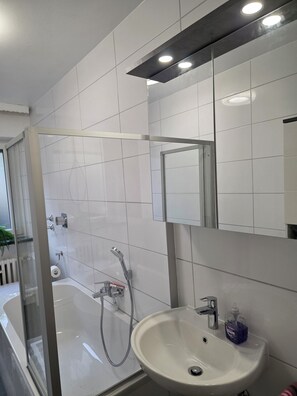 Sèche-cheveux, serviettes fournies, savon, papier toilette
