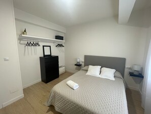 2 habitaciones, tabla de planchar con plancha, wifi y ropa de cama 
