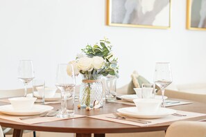 Exclusief appartement, balkon, gedeeltelijk uitzicht op zee | Dineren in de kamer