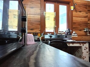 Full-sized fridge, microwave, oven, stovetop