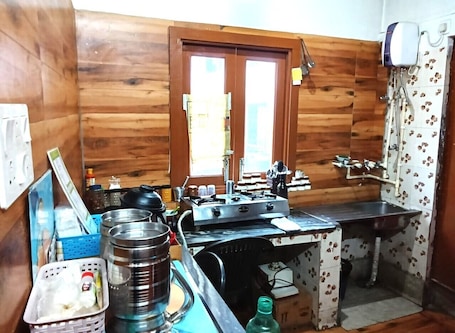 Refrigerador con freezer, microondas, horno, placa de cocina