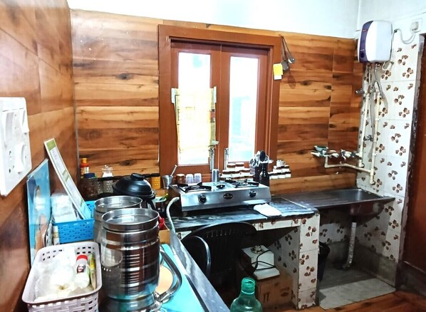 Full-sized fridge, microwave, oven, stovetop