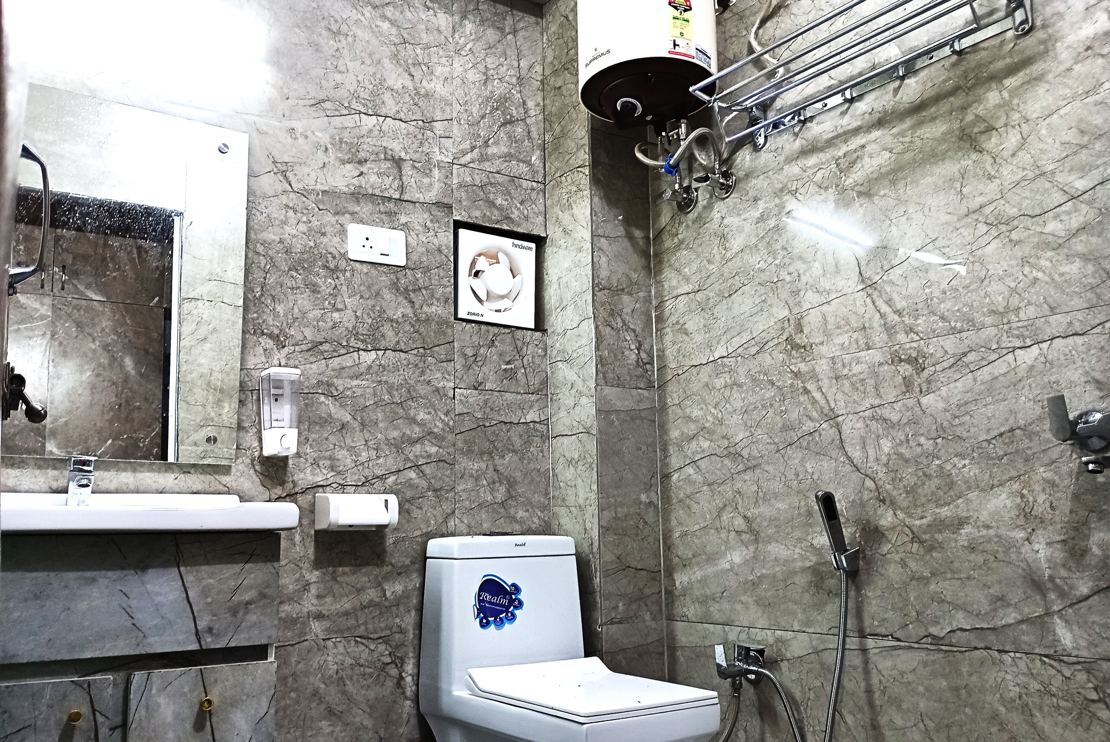 Phòng 3 Deluxe, 1 giường cỡ queen, không hút thuốc, quang cảnh thành phố | Phòng tắm | Đồ dùng nhà tắm miễn phí, khăn tắm, xà phòng, dầu gội 