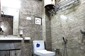 Tripla Deluxe, 1 letto queen, non fumatori, vista città | Bagno | Set di cortesia gratuito, asciugamani, sapone, shampoo