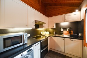 ثلاجة، ميكروويف، غسالة أطباق، مُحضّرة مكعبات الثلج