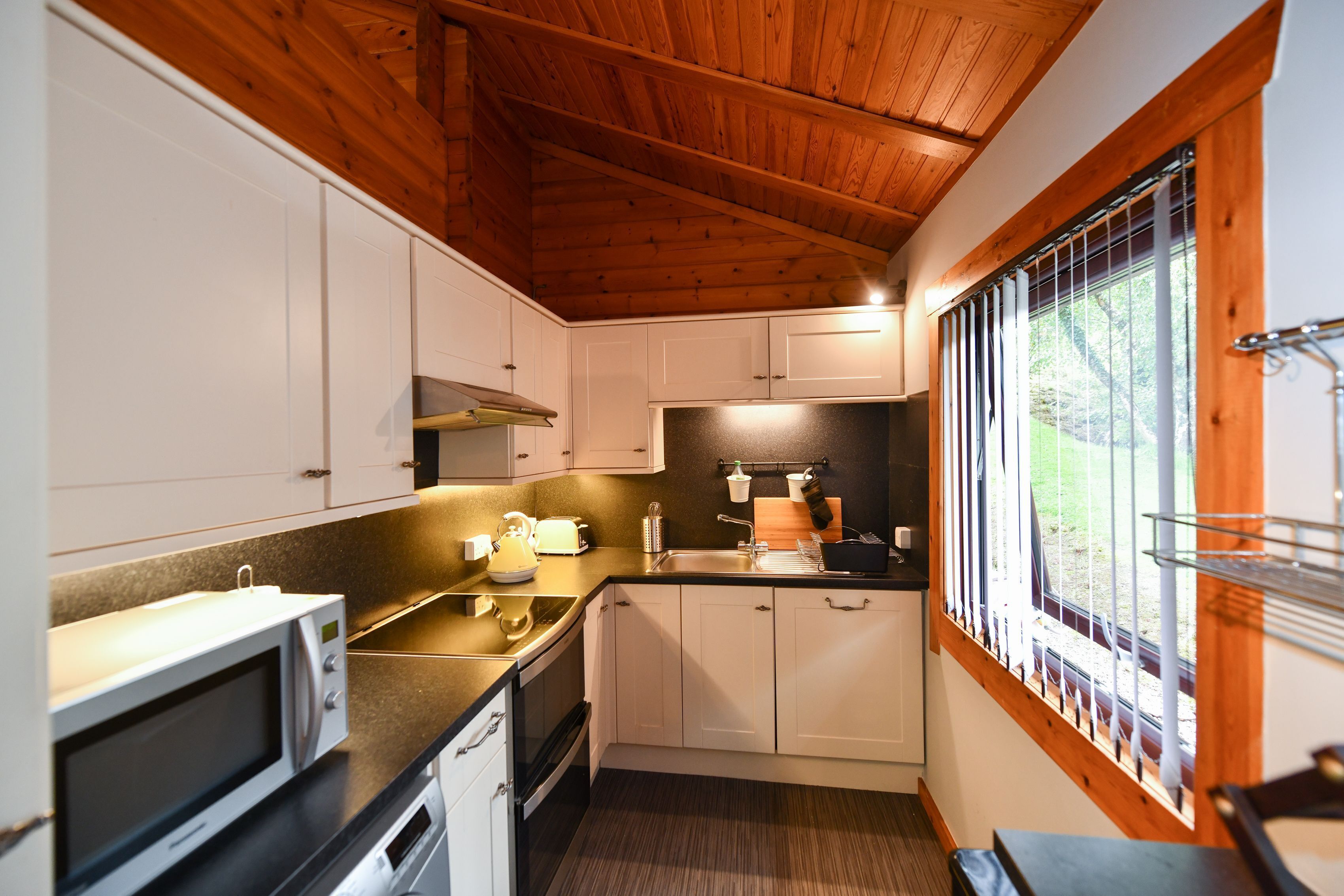 ثلاجة، ميكروويف، غسالة أطباق، مُحضّرة مكعبات الثلج