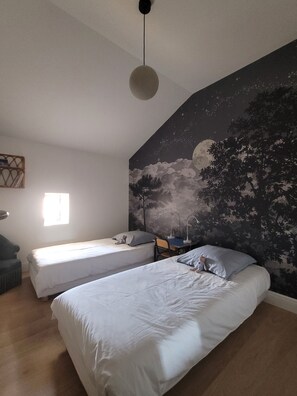 خزنة داخل الغرفة ومكتب ومكواة/لوح كي وسرير سفر